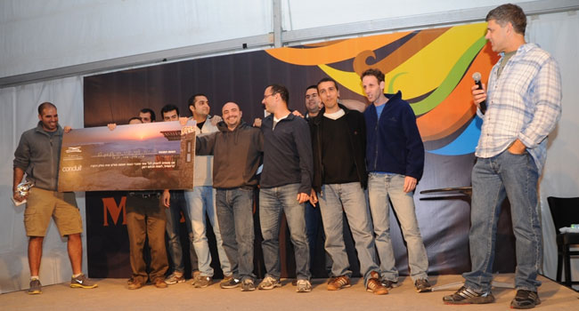 רונן שילה, מנכ"ל קונדואיט (מימין), מעניק את הפרס לקבוצה המנצחת