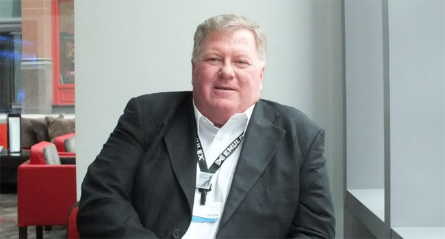 פיטר קורסי הוא סגן נשיא ומנכ"ל אקוולוג'יק ופתרונות NAS בחטיבת המיחשוב הארגוני של דל. לקורסי פינה חמה לישראל בגלל שהוא אחראי על IDC, מרכז הפיתוח של החברה בהרצליה, המנוהל על ידי יוסי בן שושן, מנכ"ל EXANET, אותה רכשה דל. אגב, קורסי מבקש למסור בשמו של בן שושן שהאחרון ממשיך לחפש מפתחים טובים, כי הצוות לא מפסיק לגדול