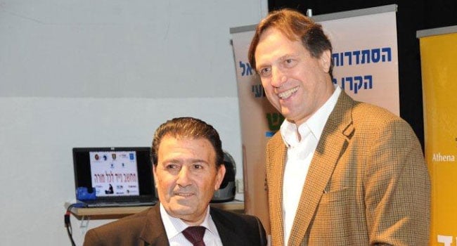 אורי בן ארי עם מנכ"ל בנק מסד, יעקב שורי. צילום: אמיר אלון