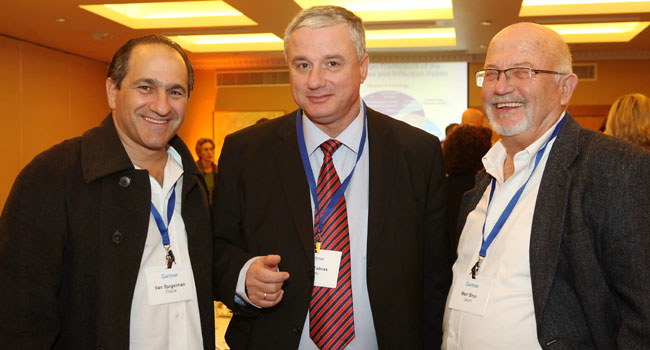 מימין: מאיר שור, מנהל טכנולוגיות במערך המיחשוב של בנק לאומי, דוד טוביאס, מנמ"ר בנק לאומי, ואילן שפיגלמן, סמנכ"ל שיווק אורקל ישראל. צילום: קובי קנטור