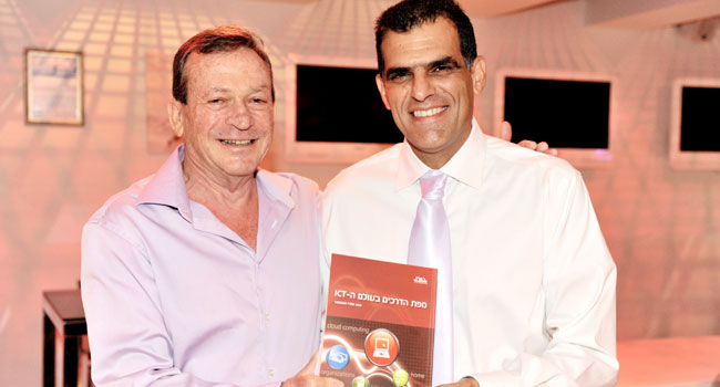 מימין: אלון בן צור - מנכ"ל בינת תקשורת מחשבים ויהודה זיסאפל - נשיא קבוצת רד-בינת ויו"ר איגוד תעשיות התוכנה והאלקטרוניקה, אוחזים עותק של "מפת הדרכים בעולם ה-ICT"