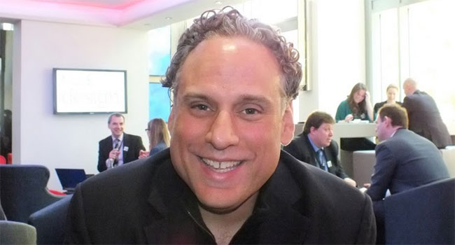 בריאן ג'ונס הוא מנהל בכיר בדל העולמית ומנהל שיווק למגזר הציבורי ולארגונים גדולים. בכנס הוא הציג כיצד דל מוכיחה ללקוחותיה הרבים בעולם שגם באחסון, תחום חדש יחסית לה, היא מציעה את פתרונות העלות-תועלת הטובים בתעשייה, כשהתקנות חדשות שלה אינן מחייבות לזרוק את הקודמות, וכך נשמרת ההשקעה הראשונית. במקביל, פחות מנהלי אחסון מנהלים נפחים גדולים יותר