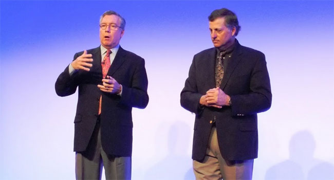 דארן תומס (מימין), שרכש מטעם דל את קומפלנט, ממשיך לנהל את חטיבת האחסון של מייקל דל ופיל סוראן, מייסדה של קומפלנט ומי שקבל חלק ניכר מ-960 מיליון הדולרים ששילמה דל עבור חברתו, יוצא לגמלאות, לאחר שהשלים את המיזוג בתוך שנה