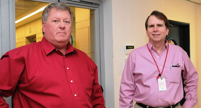 משמאל: פיט קורסי, סגן נשיא ומנכ"ל גלובלי של מערכות אקוולוג'יק ופתרונות NAS לארגונים. לצידו: אריק שוט, מנהל הנדסת ניהול מוצרי אחסון, המבקר לראשונה בישראל במסגרת תפקידו בדל. בעבר ביקר בישראל לא מעט בתפקידיו השונים בחברות דיגיטל וקומפאק, לאחר שהאחרונה רכשה את הראשונה. שניהם מעריכים מאוד את מרכז המו"פ הישראלי, היחיד של דל מחוץ לארה"ב