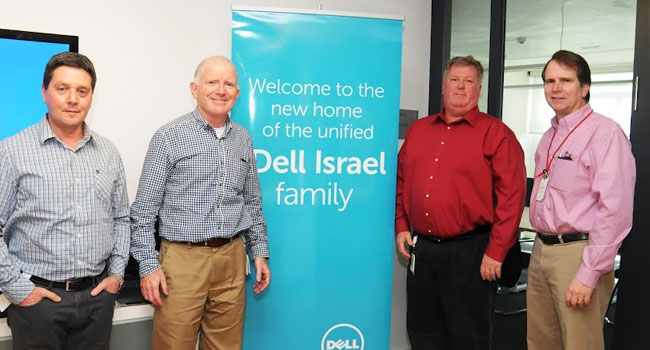 בכניסה למשרדים החדשים של דל בהרצליה. מימין: ניר זמיר, מנהל שיווק ארגונים גדולים, איזור המדינות העולות בדל ישראל, המנוהלת על ידי שלומי קוארטלר; ד"ר יוסי בן שושן, מנהל מו"פ דל ישראל; פיט קורסי; אריק שוט
