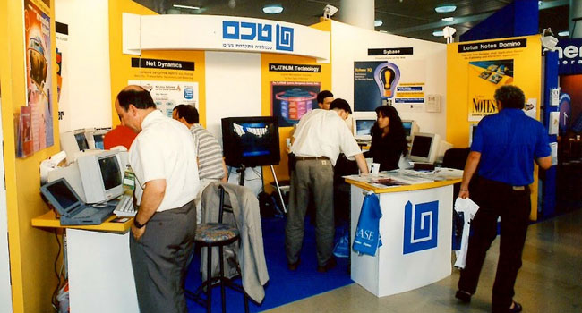 נוסטלגיה מקומית. לפני כ-42 שנה נוסדה טכם כאחד מבתי התוכנה הראשונים בישראל. החברה נרכשה כעבור כמה שנים על ידי תדיראן, מידי חברת יוז - שנכנסה כשותפה בתחילת הדרך, ומידיי מייסדיה - פרופ' יעקב זיו, פרופ' שליפר ופרופ' קצנלסון מהטכניון, פרופ' דניאל שמשוני מאוניברסיטת תל אביב, ד"ר יוסי ורדי, מאיר בורשטיין ויורם רוזנפלד ז"ל. כעבור כ-30 שנה רכשה אותה קבוצת משקיעים מארה"ב, בראשותה של משפחת מוריס וולפסון. על בסיסה ועל בסיס ארבע רכישות נוספות - של קונתהל, קומפרו, גלעד ואייפקס, נוצרה קבוצת נס טכנולוגיות הבינלאומית. בתמונה: התצוגה בתערוכת InfoTech 1995 בהפקת אנשים ומחשבים במרכז הירידים של תל אביב