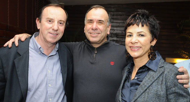צביקה שטרקמן (במרכז), יד ימינו של עמית בוהנסקי ומנכ"ל פוקאל-אינפו, עם שניים מהמשקיעים: מוטי גרינהאוס ודליה אסיא-פלד