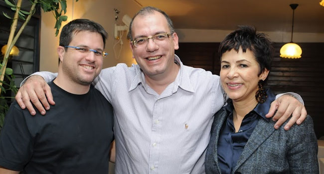 עמית בוהנסקי עם שניים מהמשקיעים: אביגור זמורה ודליה אסיא-פלד הקוסמת, מנכ"לית אנשים ומחשבים