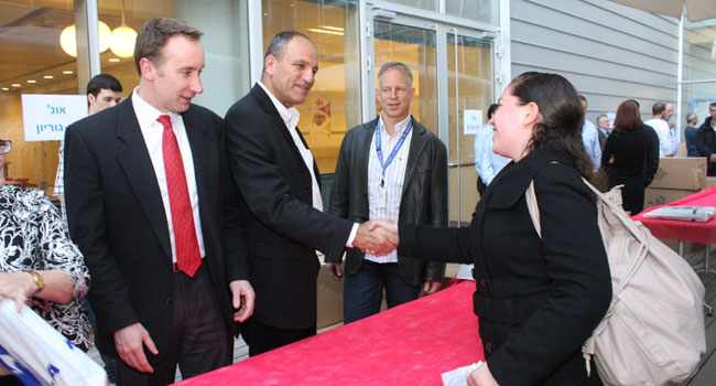 שמעון דיק - נשיא מוטורולה ישראל, ומאט בלייקלי - מנהל קרן מוטורולה העולמית, מעניקים מלגה לסטודנטית. צילום יח"צ: פול מלינג