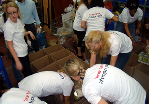 בתמונה: עובדי אורקל ישראל תורמים מזון למען הקהילה. צילום ארכיון: הילה גרינשפן