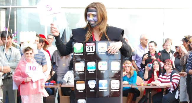 במקום השני: תחפושת סמארטפון