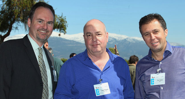 במרכז הפיתוח בתל חי על רקע החרמון המושלג. מימין: יורם אלול, מנהל אזור ישראל ותורכיה ב-BMC; אסף הלפרין, מנמ"ר בטר-פלייס; ורוברט אנדרסון, מנהל מוצר בכיר מ-BMC