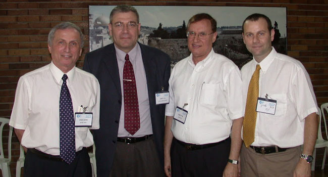 בביקור בשירותי בריאות כללית, 2001. כולם צעירים יותר ורזים יותר - גם הם כולם "לשעבר" בתפקידם. מימין: דוד שוראקי, נס; אריה סקופ, מנכ"ל מיקרוסופט ישראל; גדי גילאון, מנמ"ר הכללית; מנחם בוסטין, מנכ"ל יוניסיס ישראל