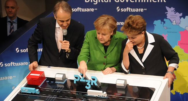 הקנצרלית מתלהבת ומסבירה לשטריביך איך זה עובד. בטח זוכרת משהו מהביקור של השנה שעברה