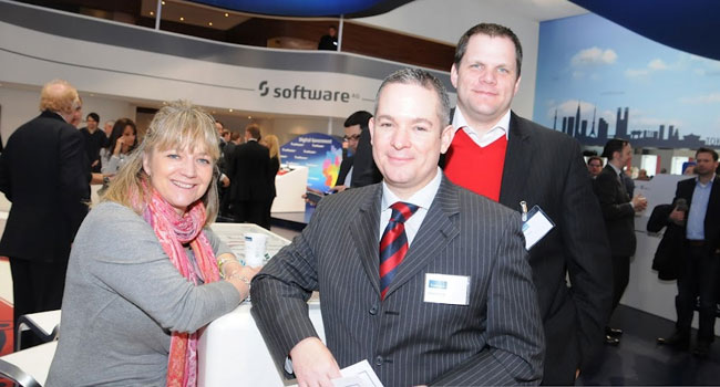 צופים בקנצלרית ובמנכ"ל: דארן רוס - מנכ"ל איזור EMEA של Software AG, וסמנכ"לית השיווק והפיתוח העסקי שלו - אלכס דרבל. שניהם הגיעו ל-CeBit לאחר ביקור בישראל, בסניף המקומי המנוהל על ידי ערן אלרואי בהצלחה גדולה. דארן התקדם מאוד והוא חבר מועצת המנהלים של החברה והמנהל הבכיר הצעיר ביותר בה. קריירה מבטיחה למנהל מצטיין שהחל בניהול הסניף בדרום אפריקה לפני חמש שנים בלבד