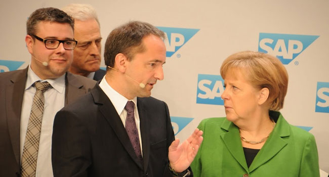 התחנה הבאה במסעה של הקנצלרית בתערוכה היה אצל סאפ, ענקית התוכנה הגלובלית מגרמניה, שכנתה של Software AG ליד פרנקפורט. נצפה ג'ים האגמן, המנכ"ל המשותף של סאפ, הפועל מאירופה, כשהוא מסביר לקנצלרית את תרומתה של סאפ לתועלתם העסקית של ארגוני העולם