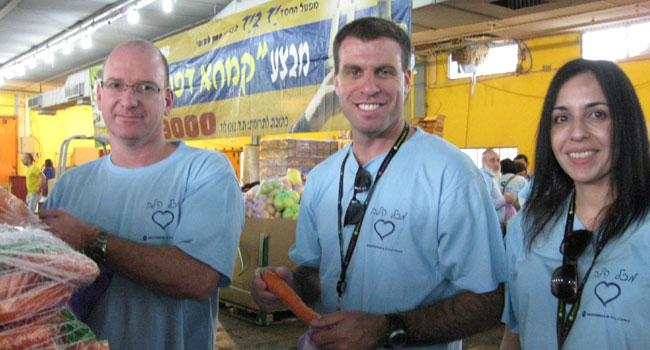 מימין: שרון ברק, סמנכ"לית פיתוח עסקי במוטורולה סולשנס ישראל; ניר פרייד, סמנכ"ל משאבי אנוש; ומייק לאור, סמנכ"ל הכספים