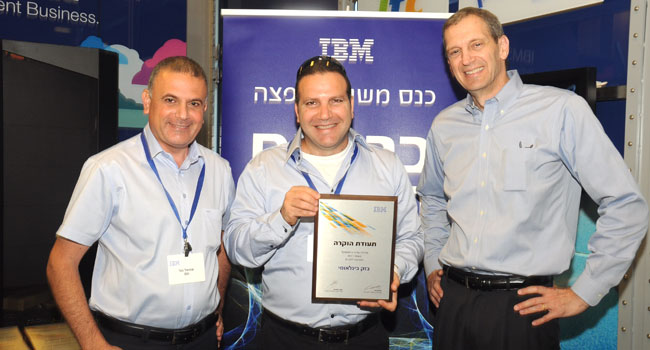 נציג בזק בינלאומי מקבל תעודת הוקרה עבור שיווק שרתי IBM System x.מימין: ריק קפלן - מנכ"ל יבמ ישראל, אבי זוהר - מנהל מוצר System בבזק בינלאומי ושמואל נגר - מנהל תחום משווקי הפצה ביבמ ישראל