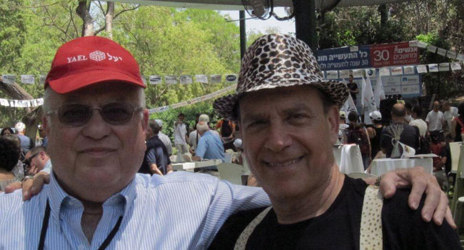 מימין: פלי הנמר - נשיא ויזם אנשים ומחשבים, ומנחם לנדאו - מנמ"ר משרד הביטחון לשעבר