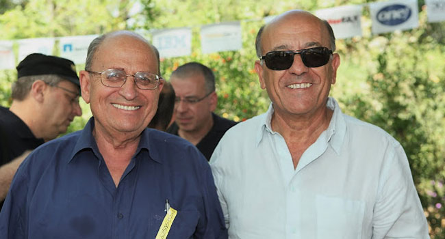 נחמן אורון (משמאל), לשעבר מנמ"ר מינהל מקרקעי ישראל וכיום יועץ מיחשוב בכיר לממשלה, יחד עם חברו ועמיתו יעקב נבות, לשעבר מנמ"ר שע"ם. השניים היו חלק מוועדת היגוי שבה היו חברים דן תלניר ויונה קליפר, שהפיקה את טקס בוגרי המיחשוב במגזר הממשלתי ציבורי, וגרפו מחיאות כפיים ומחמאות רבות