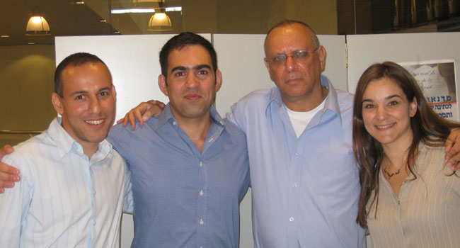 יזמי החברה. מימין: רותם מנטש, סמנכ"לית השיווק; דב מורן, המשקיע המרכזי בחברה ויושב ראש מועצת המנהלים שלה; גיל פרץ, היזם ומנכ"ל החברה; ואודי ויינשטיין, סמנכ"ל המוצרים 
