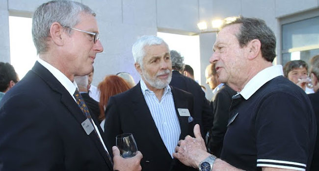 על מה הם דיברו? מימין: יהודה זיסאפל, יו"ר קבוצת רד-בינת; מל לויט, דירקטור בכיר בג'ייביל; וטימותי מיין, נשיא ו-CEO ג'יבייל העולמית