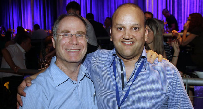 משה הררי (משמאל) - מנהל מכירות ב-CA, מחבק את הלקוח שתמיד מאמץ טכנולוגיות ראשון - רן שלום, מנמ"ר עיריית פתח תקווה