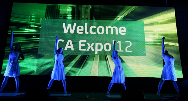 בנות הפתיחה מזמינות מעל הבמה את הקהל ליהנות מהכנס והתערוכה