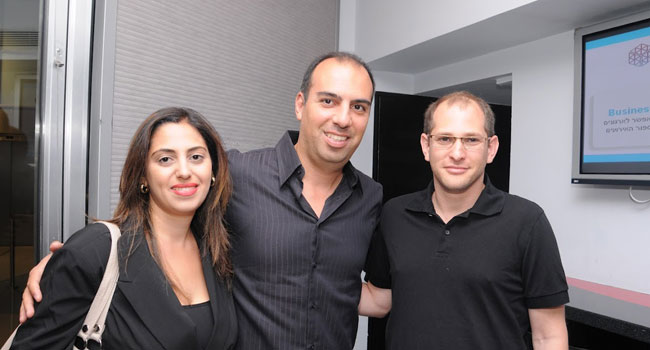 מימין: אמיר רמון - מנהל אגף בקבוצת יעל, גדי דוידיאן - מנמ"ר בנק יהב, ובת זוגו