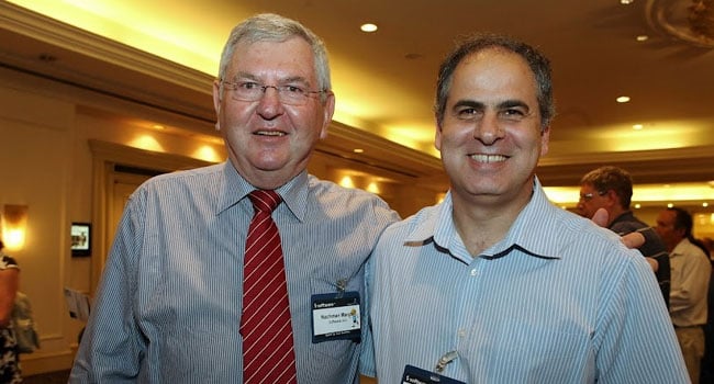 מימין: נחמן מנור - סמנכ"ל מכירות, משה חייק - סמנכ"ל כספים ב-Software AG ישראל