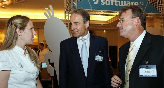 מימין: ערן אלראי - מנכ"ל SPL וסמנכ"ל בכיר ב-Software AG; קארל היינץ שטרייביך, מנכ"ל Software AG העולמית; ומיכל מורדוביץ-חרט, מנהלת השיווק הנמרצת של Software AG ישראל 