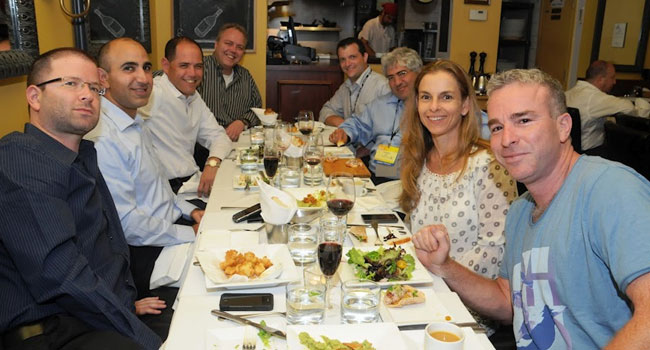 בחזית השולחן. מימין: שמוליק גולדשטיין - מוביל פלטפורמת הענן חלונות Azure, מיקרוסופט ישראל; רוני דביר - מנהלת אסטרטגיה ותוכניות שותפים, מיקרוסופט; דודו באסה - מייסד, שותף ומנכ"ל, קבוצת סלע; שני מנהלים מקבוצת סלע בעולם; יריב שפירא, HP; עינב עזריה, פנורמה; וצביקי גולדברג - מנהל אגף טכנולוגיות, מטריקס