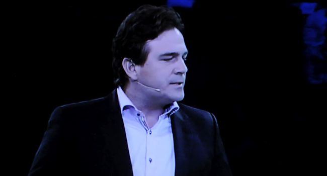 תום גרולר, מנהל השיווק העולמי למובייל במיקרוסופט, מציג את מערכת ההפעלה העתידית של החברה - חלונות פון 8. צילום: פלי הנמר