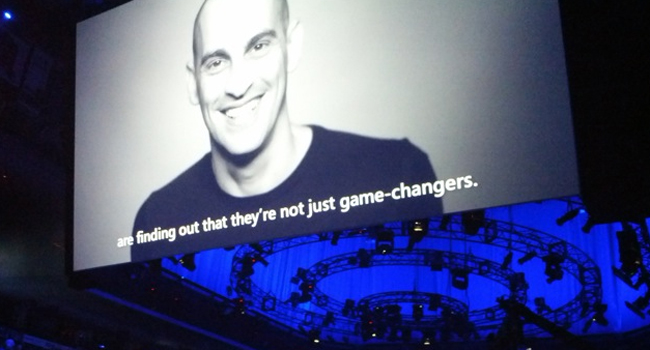 תמונתו של תומר דביר מוקרנת על המסך המרכזי באצטדיון בטורונטו 