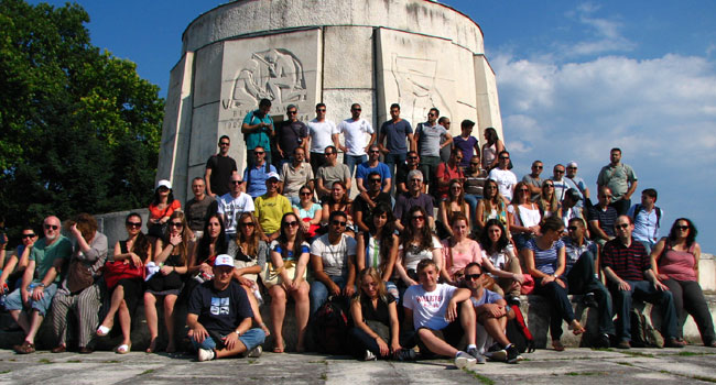 קבוצת קומדע על רקע הפסל בפארק הלאומי בורנה