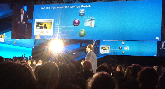 מארק בניוף, מנכ"ל Salesforce.com, על הבמה ב-Dreamforce 2012