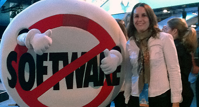 עינת צור-שיין, מנכ"לית משותפת ב-ServiceWise, עם אחד מכוכבי הכנס