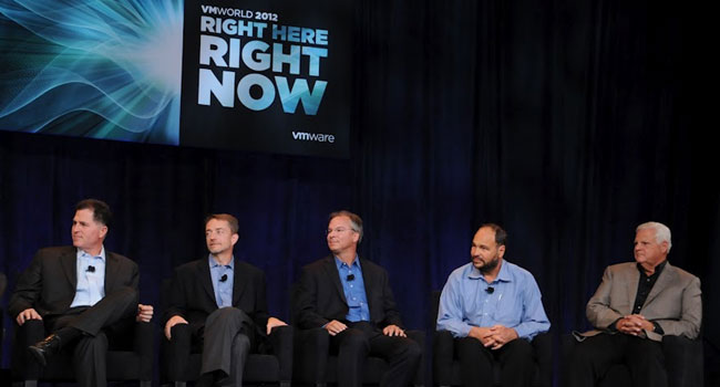 הנה נבחרת המנכ"לים על הבמה, מאזינים לדברי הפתיחה של אנדרסון. מימין: ג'ו טוצ'י, יו"ר ומנכ"ל EMC; פול מריץ, מנכ"ל VMware היוצא; טום ג'ורג'נס, מנכ"ל  נט-אפ; פט גלזינגר, המנכ"ל הנכנס של VMware; ומייק דל, מנכ"ל דל. אנדרסון על הבמה, אך מחוץ למסגרת התמונה