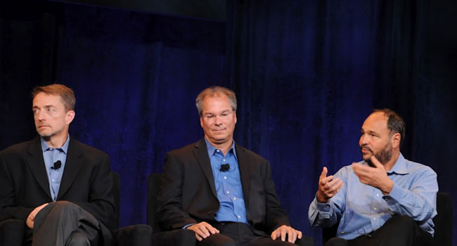 ניכר שטום ג'ונרג'נס, מנכ"ל נט-אפ, מרגיש בנוח, עם חיוך קבוע. זאת, כאשר הושיבו אותו בין פול מריץ, המנכ"ל היוצא, לפט גלזינגר, המנכ"ל הנכנס של VMware. נט-אפ תמיד טענה שהיא השותפה הטכנולוגית של VMware, ושהקשר ביניהן אף חזק מזה של VMware עם EMC, החברה האם שלה, בהצעת פתרונות Appliance למרכזי נתונים. למשל, FlexPod של נט-אפ עם סיסקו ו-VMware, לעומת Vblock של EMC עם אותן סיסקו ו-EMC. שום הכחשה אינה נשמעת מצידן של VMware וסיסקו