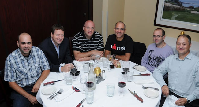 מימין: היזם הסדרתי ד"ר איסי בן שאול - CTO Mirage ב-VMware, שמכר באחרונה את חברתו Wanova ל-VMware; גיל קורן - ראש צוות סיסטם, אקסלנס נשואה; משה ברמק, סמנכ"ל תפעול אקסלנס נשואה; רועי מזרחי - סמנכ"ל מערכות מידע בדש בית השקעות, שאמנם לא השתתף בכנס אך היה בביקור פרטי בעיר והוזמן על ידי אופיר זמיר לארוחת הערב; גיל הכט, מנכ"ל Software  Continuity; ומשה ריבל, PreSale בנט-אפ 