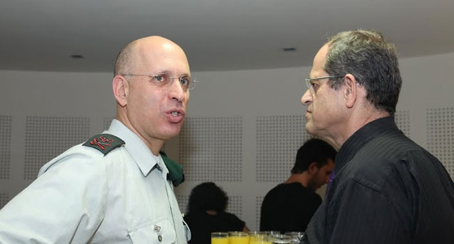 מימין: חזי כאלו, מנכ"ל בנק ישראל, משוחח עם האלוף יוסי ביידץ - מפקד המכללות הצבאיות  