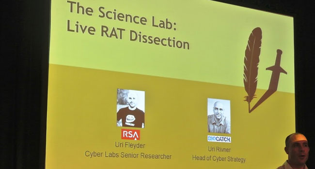 מעבדה מדעית על הבמה