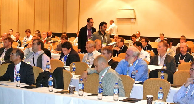 ממה מתרשם הקהל הרב? אורי את אורי הדגימו את אחת השיטות היותר שכיחות בעולם ה-Fraud בשנים האחרונות לתקיפה של לקוחות הבנקים השונים. התסריט כלל הדבקה של מחשב הקורבן באמצעות טכניקת ה-Drive By (הקורבן גולש לאתר שהתוקף פרץ ושתל בתוכו Malicious iFrame, אשר מפנה את הדפדפן של הקורבן ל-Exploit Kit). ה-Payload של אותו Exploit Kit הוא סוס טרויאני בעל אוריינטציה פיננסית, כאשר במקרה שלנו מדובר בסוס טרויאני מסוג "ZeuS". הסוס הטרויאני מגיע עם קונפיגורציה מוכנה מראש של web-injections (מדובר ב-client side injections, אשר משלבות HTML ו-JavaScript), שנשתלים בתוך הדפדפן ברגע שהקורבן גולש לאחד מן האתרים המתמקדים על ידי הסוס הטרויאני. כעת, לאחר ההדבקה, כאשר הקורבן מנסה להתחבר לחשבון הבנק שלו - הדפדפן נועל את הגישה לחשבון, תוך כדי הצגת הודעה בסגנון: "אנא המתן, אנו בודקים את נתוני ההתחברות שהזנת". זאת, בזמן שהנתונים שהוקלדו על ידי הקורבן (שם משתמש וסיסמה) נשלחים אל התוקף בזמן אמת באמצעות פרוטוקול Jabber, ופרוטוקול HTTPS/HTTP