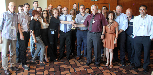 עידו לוי, יו"ר חבר השופטים בתחרות Webi Awards 2012 (מימין), עם צוות שירותי בריאות כללית. משמאל ללוי: ד"ר גבי פלוטקין, ארז רוזנטל - נציג מטריקס, נגה צרפתי, ריטה מושינסקי, אתי מרקוביץ', אירנה צ'רנוב, יחיאל גפנר - מנמ"ר שירותי בריאות כללית, מיטל עבודי, ליאור וולף - ממלא מקום ראש אגף רפואה מקוונת, ליאב קרוטיק, נורית הולר - מנהלת פיתוח האינטרנט, גדי כהן - סמנכ"ל וראש חטיבת לוגיסטיקה תשתיות ומערכות מידע, עופר בר, רחל ברקוביץ' - מנהלת מחלקת יישומי מידע בקהילה, חן שקדי, יואל שקד - מנהל מחלקת מטה, נועה סופה-זבולון, דנאור ורדימון, אבנר שץ, אולגה בלאוסוב, איתמר גרדוס, יעקב לבסקי וגיל רודה. צילום: ניב קנטור