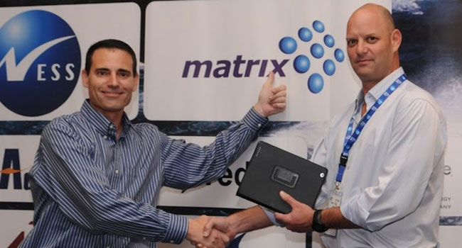 מימין: אמיר הראל, מנהל פיתוח עסקי במטריקס, מעניק לאיתי זימן - מנמ"ר מכבידנט, מחשב לוח חדש. זימן ענה על כל השאלות שהוצגו בחידון שהכינה חגית קדם מצוות ההפקה של אנשים ומחשבים, אשר עסק בנושאים שעליהם דיברו המרצים בשני ימי הכנס