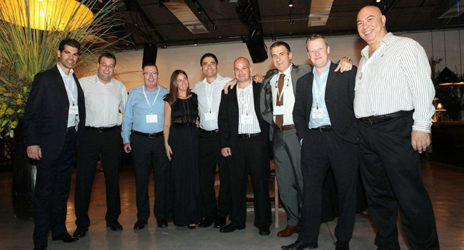 בכירי סימנטק. מימין: ראם מגן - נהל שותפים ו-SMB, דארן טומפסון - מנהל הטכנולוגיה הראשי לאזור EMEA של סימנטק, מרקו ריבולי - סגן נשיא ומנהל האגן הדרומי באזור EMEA של סימנטק, אורן ישרים - מנהל לקוחות בתחום האנטרפרייז, רון כהן - מנהל קבוצת טכנולוגיות, גילי נצר - מנהלת השיווק האזורית בישראל, קפריסין ומלטה, שמוליק אנג'ל - מנכ"ל סימנטק ישראל, צביקה בירמן - מנהל מגזר ציבורי ובטחוני, בנג'מין טאקר - מנהל מכירות אזורי Appliances