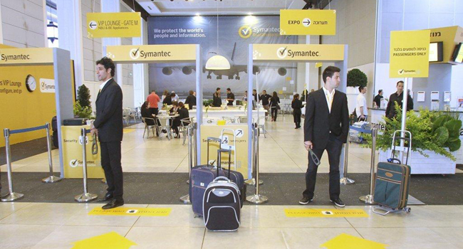 בידוק בטחוני בהשראת שדה תעופה בכניסה למתחם הכנס והתערוכה 