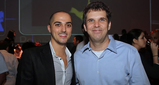 מימין: מאיר ברנד - מנכ"ל גוגל ישראל, ואלון חן - סמנכ"ל השיווק של גוגל ישראל, חוגגים יום הולדת שש לסניף הישראלי של ענקית האינטרנט