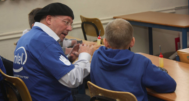 אחד התלמידים בבית ספר יבניאלי שבחיפה עם מולי אדן, נשיא אינטל ישראל. צילום: רון פרנס, יח"צ