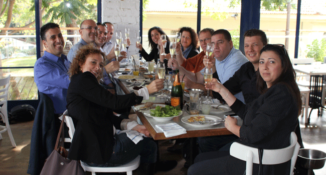 מימין: שירלי נח, עוזרת אישית למנכ"לי וראסיטי; אלירן מלכי, מייסד ומנכ"ל וראסיטי; ניר דומיניץ – מנהל לקוחות, אורקל; חנוך הרמן - מנהל לקוחות, אורקל; טלי פוליאק – מנהלת טכנולוגית, אורקל; מורן סאיג – מנהלת לקוחות, וראסיטי; אייל אפרת - דירקטור לקוחות אסטרטגיים, וראסיטי; גיא בהירי – סמנכ"ל דליברי, וראסיטי; אילון רוסמן - מייסד ומנכ"ל משותף, וראסיטי; זיו עומר – מנהל לקוחות, אורקל; וסיגל אברמוביץ – מנהלת לקוחות בכירה, וראסיטי